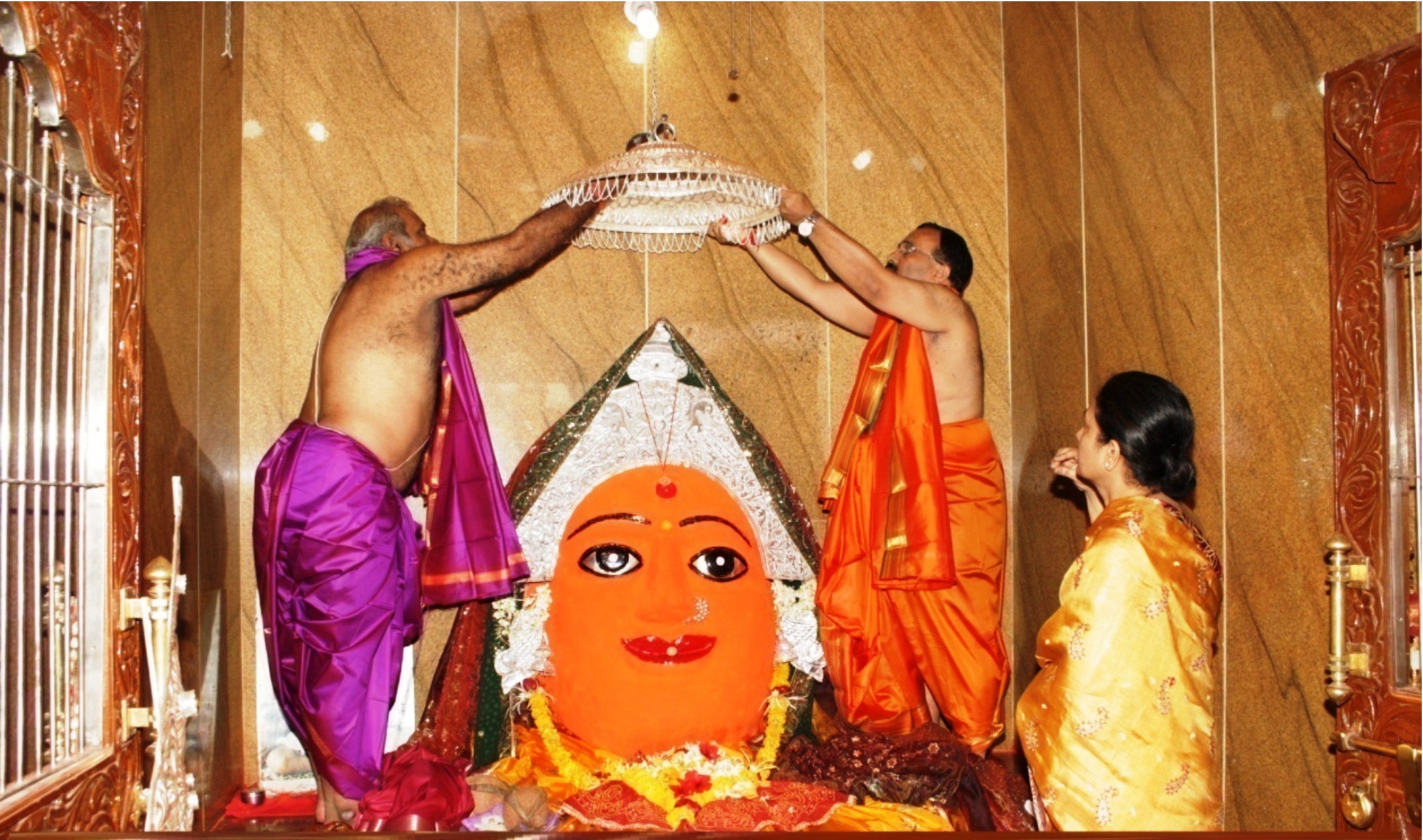 ०५. देवीला चांदीची छत्री अर्पण सोहळा